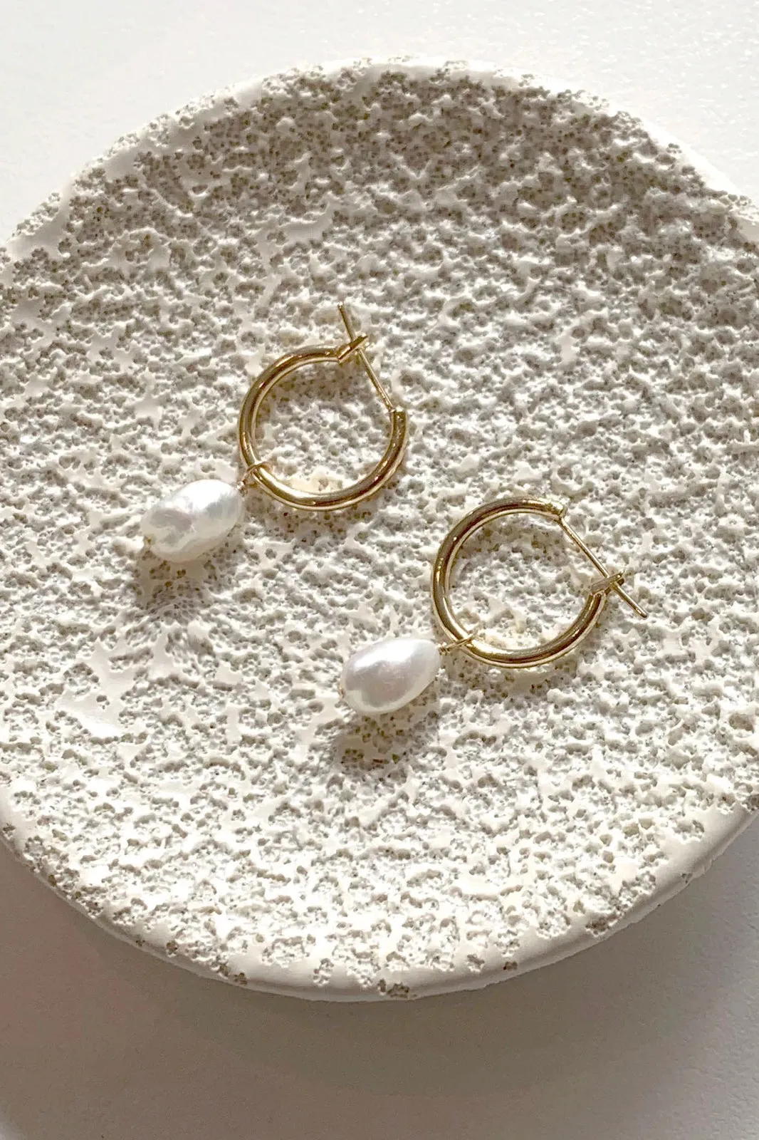 Keshi Pearl Hoops - Gold