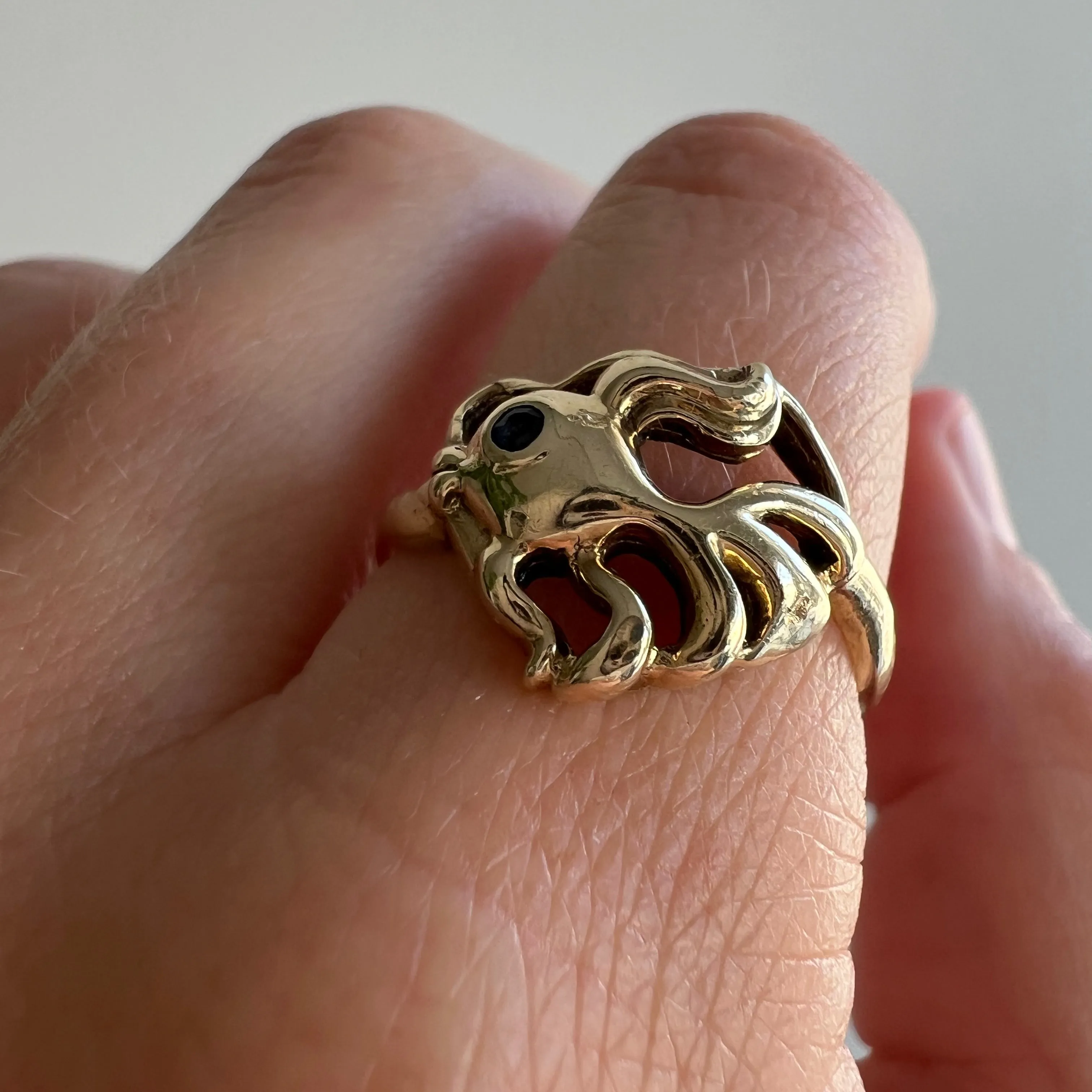 V I N T A G E // kissy fish / 10k yellow gold and blue sapphire fish ring / size 7.25