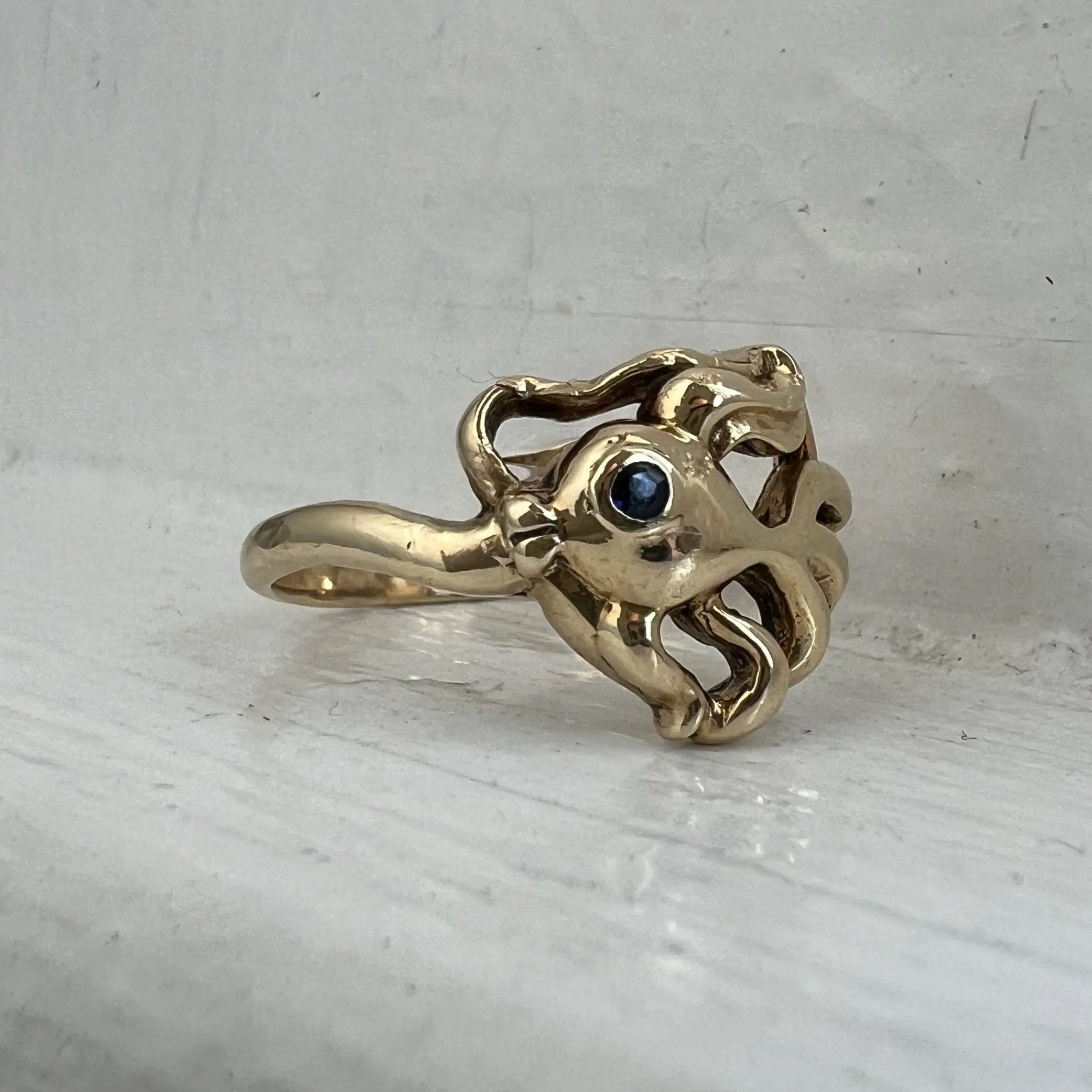 V I N T A G E // kissy fish / 10k yellow gold and blue sapphire fish ring / size 7.25